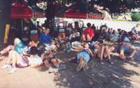 Odpoczynek na rynku w Starym Sączu po obfitym obiedzie