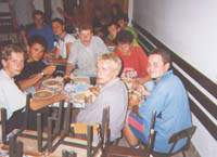 Posiłek w przedszkolu w Białymstoku. Jak widać niskie stoły i krzesła odmłodziły nas o ładnych parę lat.
